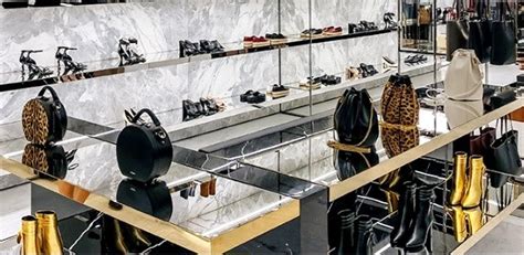 ysl nuova apertura negozio a firenze|Yves Saint Laurent a Scandicci: inaugurata la nuova pelletteria.